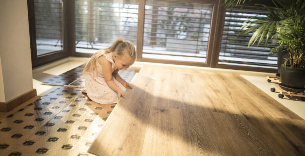 Installazione pavimento flottante SPC in cucina a Rimini