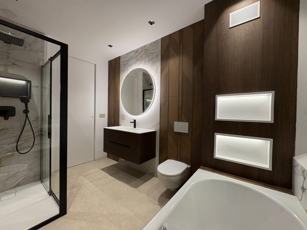 Ristrutturazione bagno moderno a Rimini con finiture di fascia medio alta e progetto illuminotecnico