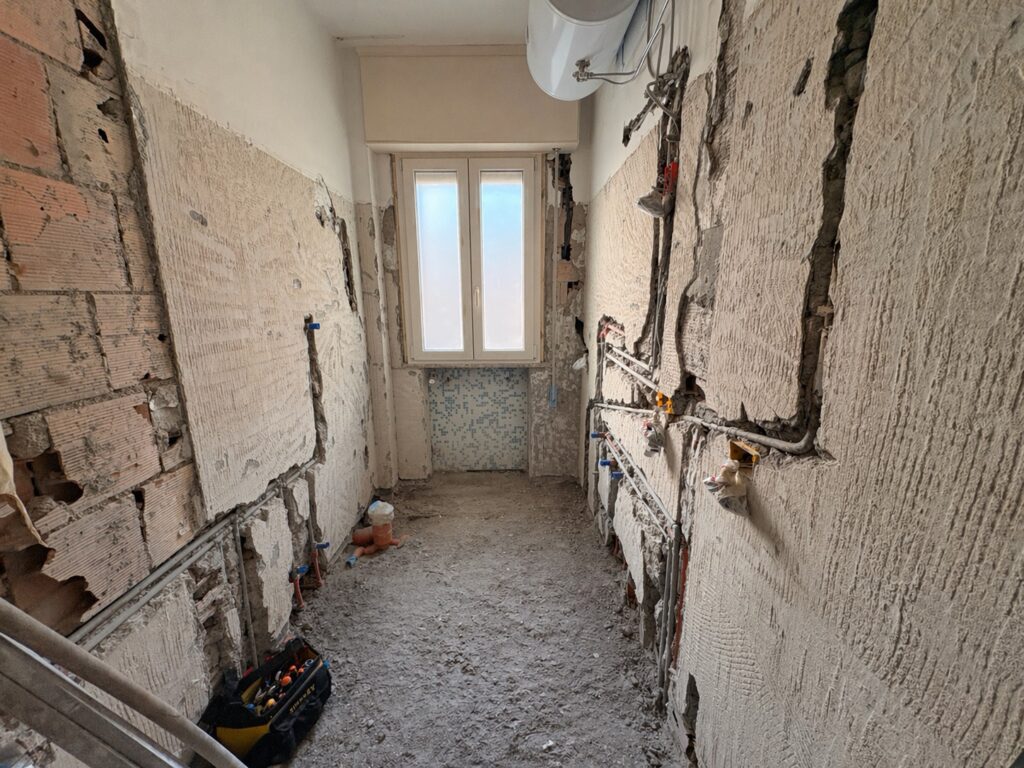 bagno demolito al grezzo 
